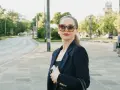 Jaką bluzkę wybrać do granatowej marynarki, aby wyglądać stylowo?