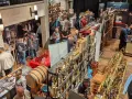 Besucher auf einer Messe probieren Spree-side Whisky. Viele Flaschen und ein Fass sind ausgestellt.
