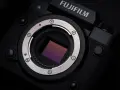 Zbliżenie na matrycę aparatu Fujifilm xh2s, lśniący metalowy pierścień mocowania obiektywu i czerwona kropka sygnalizująca montaż.
