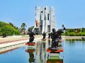 Pomnik Kwame Nkrumaha w Akrze, Ghana, z rzeźbami muzyków w stawie.