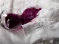 Un bicchiere rovesciato su una camicia bianca ha creato una macchia di vino rosso. Ecco come togliere macchie vino rosso secche.