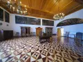 Wnętrze muzeum Gdańska - Ratusz Głównego Miasta. Bogato zdobiona sala z zabytkowymi meblami, obrazami i misterną parkietową posadzką.