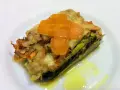 Deliciosa lasaña de verduras sin pasta, con capas de calabacín, zanahoria y queso fundido, servida en un plato blanco.