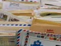 Ein Stapel alter Briefe und Postkarten, vielleicht ein **briefgeheimnis eheleute**? Mit Briefmarken und handschriftlichen Notizen.