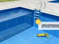 Piscina con azulejos azules, escalera y pistola de sellador. Guía para impermeabilizar piscina.