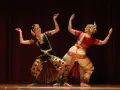 Anna Łopatowska i partnerka w tradycyjnych strojach tańczą taniec klasyczny Bharatanatyam.