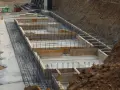 Szkielet zbrojeniowy i szalunki czekają na beton. Widać, ile bloczków na fundament potrzeba do budowy.