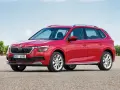 Czerwona Skoda Kamiq na tle nieba. Choć piękna, warto znać jej potencjalne skoda kamiq wady, np. dotyczące wyciszenia.