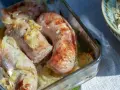 Pyszna biała kiełbasa z piekarnika, pieczona z cebulką i musztardą. Idealna na obiad lub kolację.