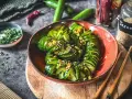 Ein erfrischender asiatischer Gurkensalat, garniert mit Sesam und Kräutern, bereit zum Genießen.