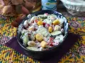 Cremiger Gnocchi-Salat mit Gurken, Tomaten und Dill, garniert mit knusprigen Croutons.