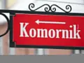 Tabliczka "Komornik" z białą strzałką w lewo. Informuje o tym, jakich świadczeń nie może zająć komornik.
