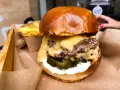 Idealny burger w domu: soczysty i chrupiący. Lepszy niż z knajpy!