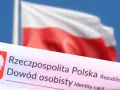 Polski dowód osobisty z orłem i flagą w tle. Dokument potwierdza tożsamość obywatela Rzeczypospolitej Polskiej.