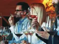 Gente disfrutando de una cata de vinos en España, con copas de vino tinto, blanco y rosado.