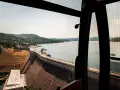 Widok z kolejki linowej na zaporę w Solinie. Sprawdź solina kolejka linowa cennik i podziwiaj krajobraz.