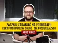 Uśmiechnięty mężczyzna w okularach zaprasza na kurs fotografa online dla początkujących.