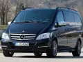Czarny Mercedes Viano 3.0 V6 z przyciemnianymi szybami i relingami dachowymi, gotowy na podróż.