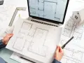 Rysunki techniczne i model domu na biurku. Plan mieszkania od dewelopera w rękach osoby projektującej.