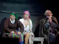 Trzech aktorów w strojach ludowych na scenie Teatru Muzycznego Gdynia.