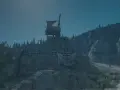 Campamentos emboscadores en Days Gone. Una fortificación de madera en una colina rocosa bajo un cielo estrellado.