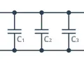 Schemat obwodu elektrycznego z trzema kondensatorami C1, C2, C3 połączonymi równolegle.