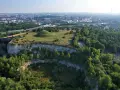 Dawny kamieniołom Liban w Krakowie, z kopcem Kościuszki w tle i panoramą miasta.