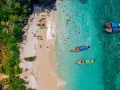 Rajska plaża na Phuket, kajaki, łodzie i krystalicznie czysta woda. Idealne miejsce, by zobaczyć, co oferuje wyspa.
