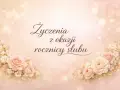 Eleganckie życzenia na rocznicę ślubu z pastelowymi różami i delikatnymi, świetlistymi detalami.
