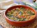 Guiso casero de acelgas con tomate y pimientos, una de las muchas recetas con acelgas que te encantarán.