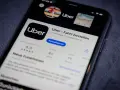 Uber App auf einem Smartphone. Hier kann man bequem Fahrten buchen und die Uber preise berechnen.