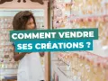 Une femme examine des bijoux dans une boutique, avec le texte "Comment vendre ses créations ?". Quel statut choisir pour lancer son activité ?