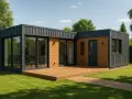 Nowoczesny dom z kontenerów 100m2 cena. Drewniana elewacja, duże okna, taras. Idealny na działkę.