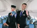 Uśmiechnięta stewardessa i steward w uniformach LOT-u, gotowi do lotu. Marzysz, jak zostać stewardessą? To początek Twojej przygody!
