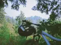 Kask rowerowy POC na kierownicy roweru, gotowy na górską trasę w Szczawnicy.