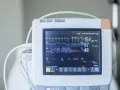 Monitor EKG pokazuje parametry życiowe: tętno 154, saturację 97, oddech 48. To jest co to ekg.