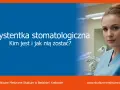 Młoda asystentka stomatologiczna w niebieskim uniformie, z włosami upiętymi w kok. Na niebieskim tle napis "Asystentka stomatologiczna. Kim jest i jak nią zostać?".