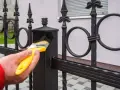 Najlepsza farba do ogrodzenia metalowego – uniknij korozji i kosztów malowania