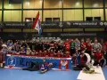 Drużyna KPR Legionowo świętuje zwycięstwo, trzymając transparent z herbem i hasłem.