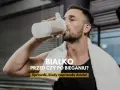 Mężczyzna pije białko z shakera. Czy białko przed czy po bieganiu jest lepsze? Sprawdź, kiedy naprawdę działa!