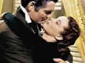 Scarlett O'Hara i Rhett Butler z filmu "Przeminęło z wiatrem" w namiętnym uścisku.