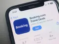 Aplikacja Booking.com na telefonie. Idealna do znalezienia noclegu lub jako pomysł na prezent – booking karta podarunkowa czeka na odkrycie!