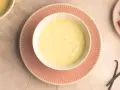 Cremiger Vanillepudding, perfekt zum vanillepudding selber machen. Dazu frische Erdbeeren und echte Vanilleschoten.