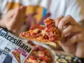 Kawałek pysznej pizzy od Kizo, z dodatkami mięsnymi i papryką, na opakowaniu widnieje napis "Sukcesiliana Extra Meat BBQ".