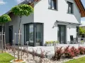 Nowoczesny dom z antracytowymi oknami. Wady? Może tylko takie, że trudno oderwać wzrok od tej pięknej architektury i zadbanego ogrodu.