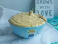 Gładki, kremowy krem patissiere w niebieskiej miseczce z małym królem. Idealny do deserów.