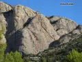 La ruta de escalada "el colgado y el diablo" en Peñaueba, marcada en rojo, asciende por una pared rocosa.