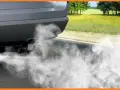 Moteur qui fume et sent mauvais : diagnostic rapide & solutions