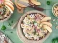 Leckerer Reissalat mit Äpfeln, Cashewkernen und Mais. Ein frisches Reissalat Rezept für den Sommer.