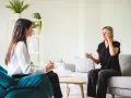 Rozmowa terapeutyczna. Kobieta w gabinecie psychoterapeutycznym, która chce dowiedzieć się, jak zostać psychoterapeutą.